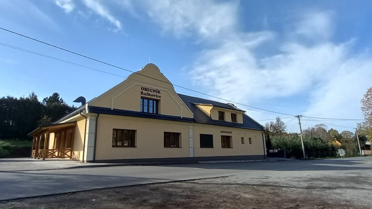 Ve vyhořelém hostinci v Raškovicích se nově nachází restaurace, společenský sál a knihovna.