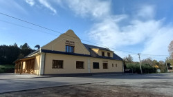 Ve vyhořelém hostinci v Raškovicích se nově nachází restaurace, společenský sál a knihovna.