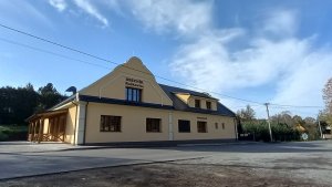 Ve vyhořelém hostinci v Raškovicích se nově nachází restaurace, společenský sál a knihovna.
