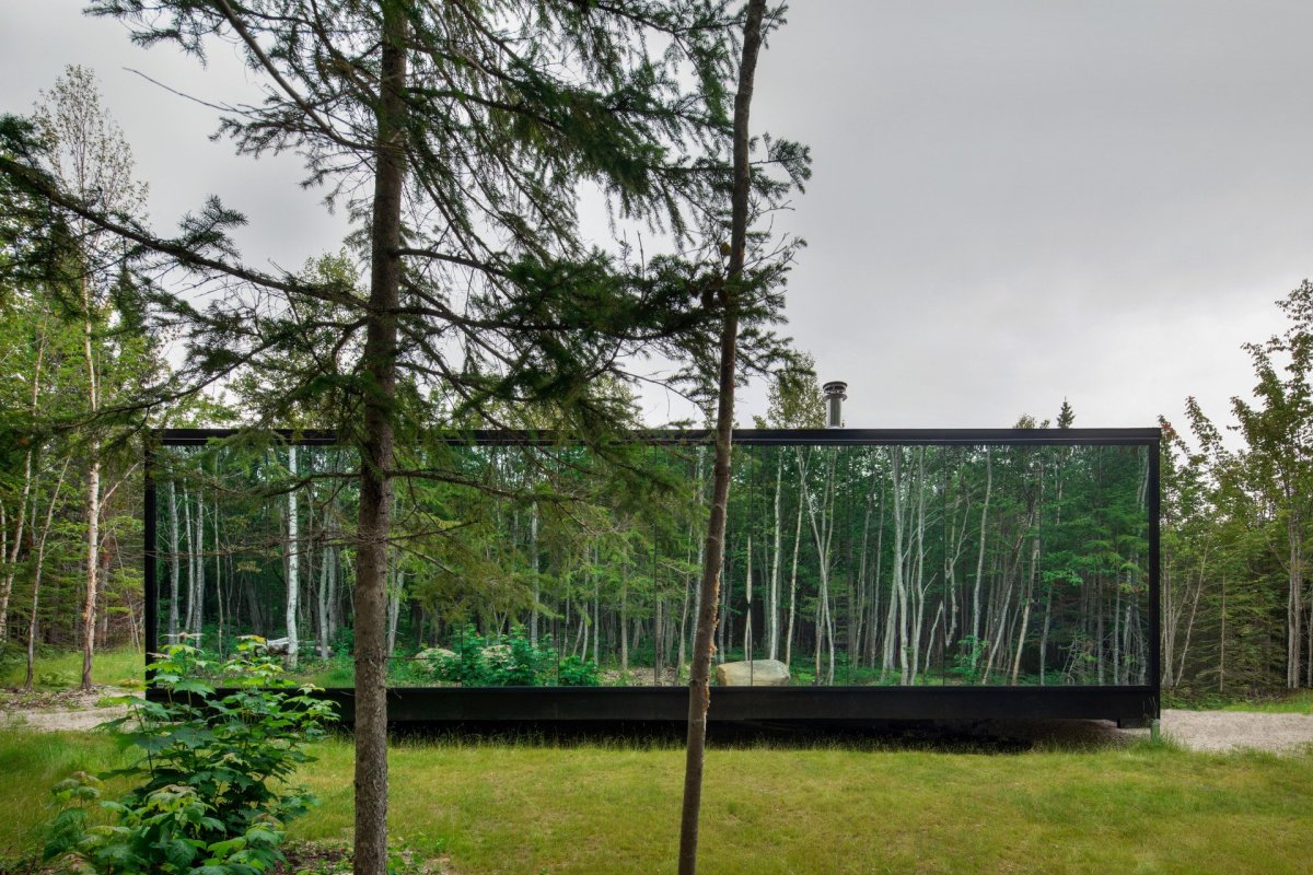 Prefabrikované chatky od studia Bourgeois / Lechasseur architects nedaleko kanadské lyžařské oblasti Le Massif de Petite-Rivière-St-François v lese u Charlevoix