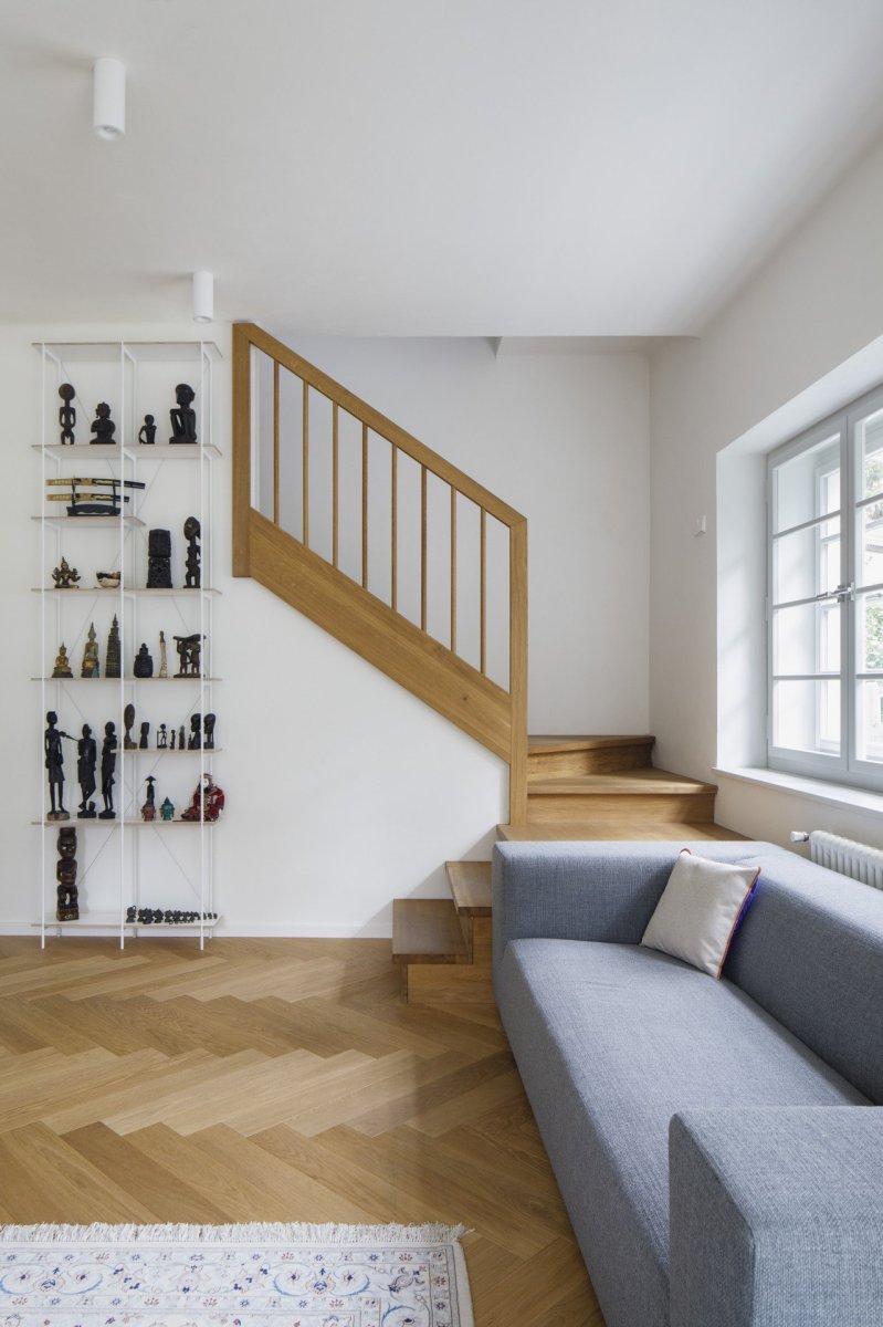 Na původní detaily se navazovalo i v interiéru, zábradlí schodiště je replikou toho meziválečného. (Rekonstrukce prvorepublikové vily v Praze, Lenka Míková Architekti)
