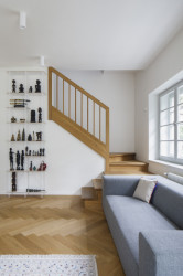 Na původní detaily se navazovalo i v interiéru, zábradlí schodiště je replikou toho meziválečného. (Rekonstrukce prvorepublikové vily v Praze, Lenka Míková Architekti)