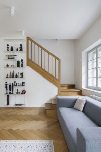 Na původní detaily se navazovalo i v interiéru, zábradlí schodiště je replikou toho meziválečného. (Rekonstrukce prvorepublikové vily v Praze, Lenka Míková Architekti)