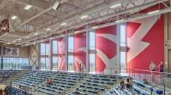 Vláknocementové desky mají využití v mnoha interiérech - v restauracích, galeriích, stanicích metra i doma. (na obrázku střední škola Joplin v USA)