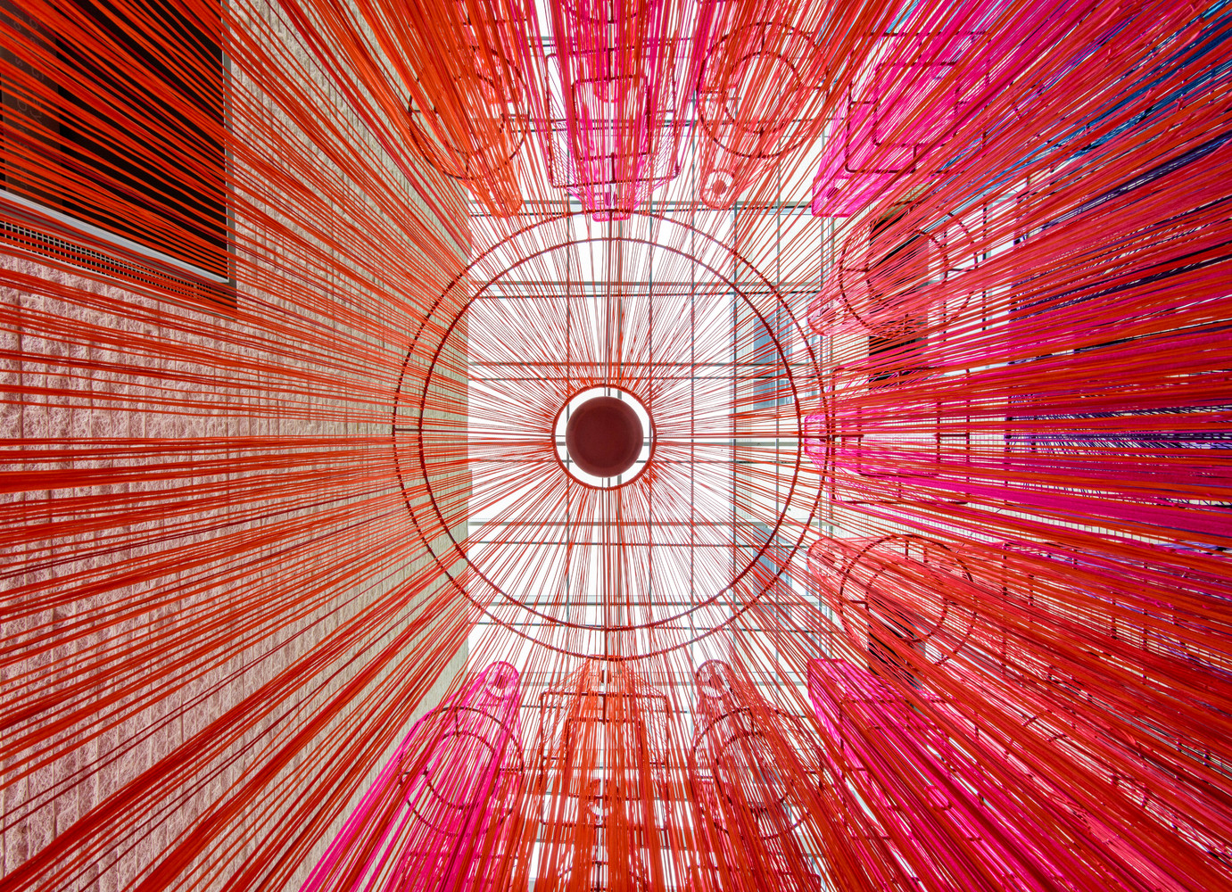 Instalace byla inspirována odlišnými urbanistickými plány – pravoúhlou mřížkou Filadelfie a organickou strukturou architektovy rodné vesnice Gando. Propojením těchto dvou světů – geometrických ocelových konstrukcí a organických vláken – chtěl Kéré demonstrovat jak velkou rozdílnost těchto míst, tak i jejich společné znaky. Mezi ty patří například způsoby, jakými lidé architekturu využívají, co v ní hledají a k čemu ji potřebují.