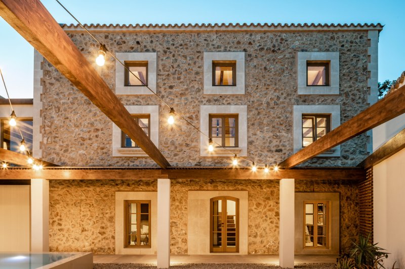 Kouzelná atmosféra se  projeví i po setmění. (Farma Sa Taronja, Beef architekti)