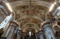 Interiér zrestaurovaného kostela Narození Panny Marie v Domažlicích (Fresky restaurovali Jiří Suchan a David Hrabálek)