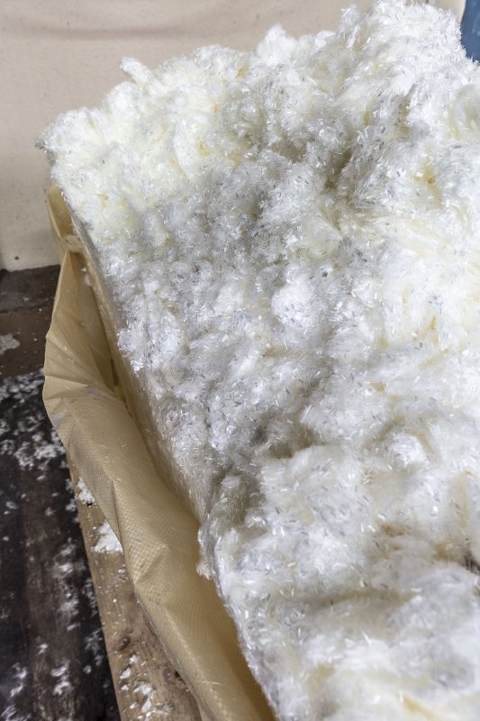 Vláknocement je materiál, který se hodí na fasády i střechy, dále také na podhledy, stěny, na šachty, balkony a třeba i v saunách. Dá se navíc recyklovat a architekti ho využívají čím dál tím častěji.