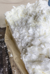 Vláknocement je materiál, který se hodí na fasády i střechy, dále také na podhledy, stěny, na šachty, balkony a třeba i v saunách. Dá se navíc recyklovat a architekti ho využívají čím dál tím častěji.