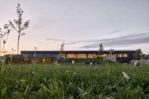 Louka vstupuje až do kanceláří (Sídlo a showroom Janošík, Jakub Janošík)