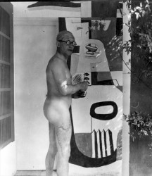 Le Corbusier zastižený nahý při tvorbě nástěnných maleb ve vile E-1027,