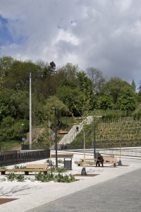 Ve středu náměstí je možné posedět na lavičkách, které v budoucnu zastíní košaté platany. (Tachovské náměstí v Praze, OVA)