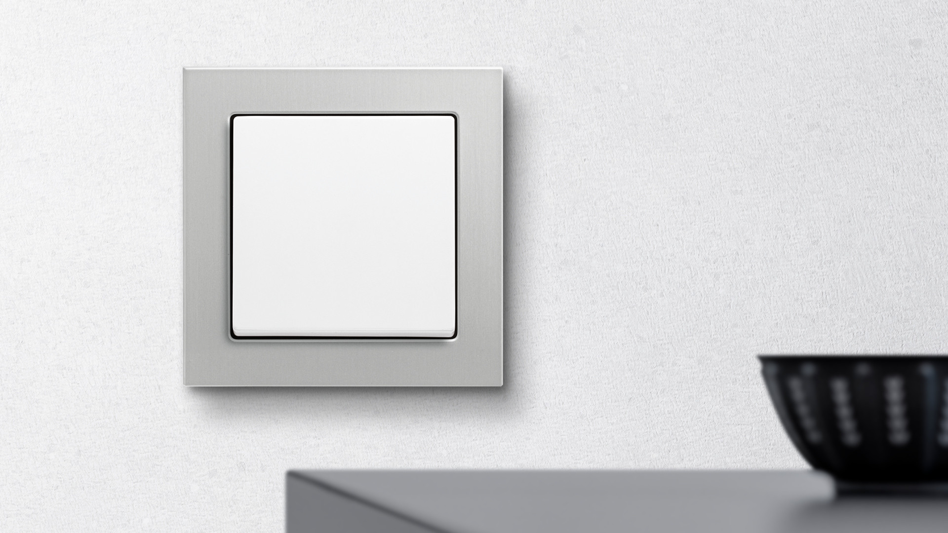 Eloxovaný hliník v titanové barvě je další z materiálových možností designové řady Busch-Axcent®