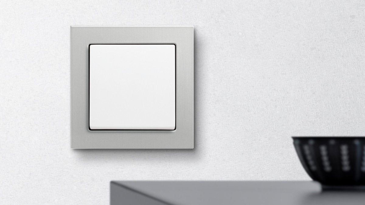 Eloxovaný hliník v titanové barvě je další z materiálových možností designové řady Busch-Axcent®