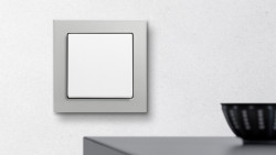 Eloxovaný hliník v titanové barvě je další z materiálových možností designové řady Busch-Axcent®