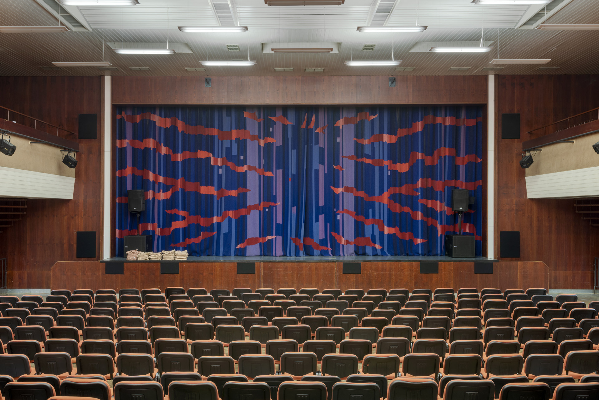 Kulturní dům je pro někoho nostalgická vzpomínka na první taneční. Pro někoho „šedivé budovy, které trčí uprostřed každého sídliště“. Někde je zbořili či privatizovali, jinde z nich udělali centrum komunitního života. Na fotografii KD Uherské Hradiště.