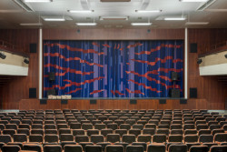 Kulturní dům je pro někoho nostalgická vzpomínka na první taneční. Pro někoho „šedivé budovy, které trčí uprostřed každého sídliště“. Někde je zbořili či privatizovali, jinde z nich udělali centrum komunitního života. Na fotografii KD Uherské Hradiště.