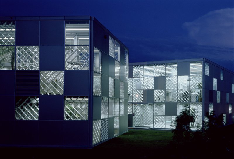 Ecoms House, dům s aluminiovou fasádou