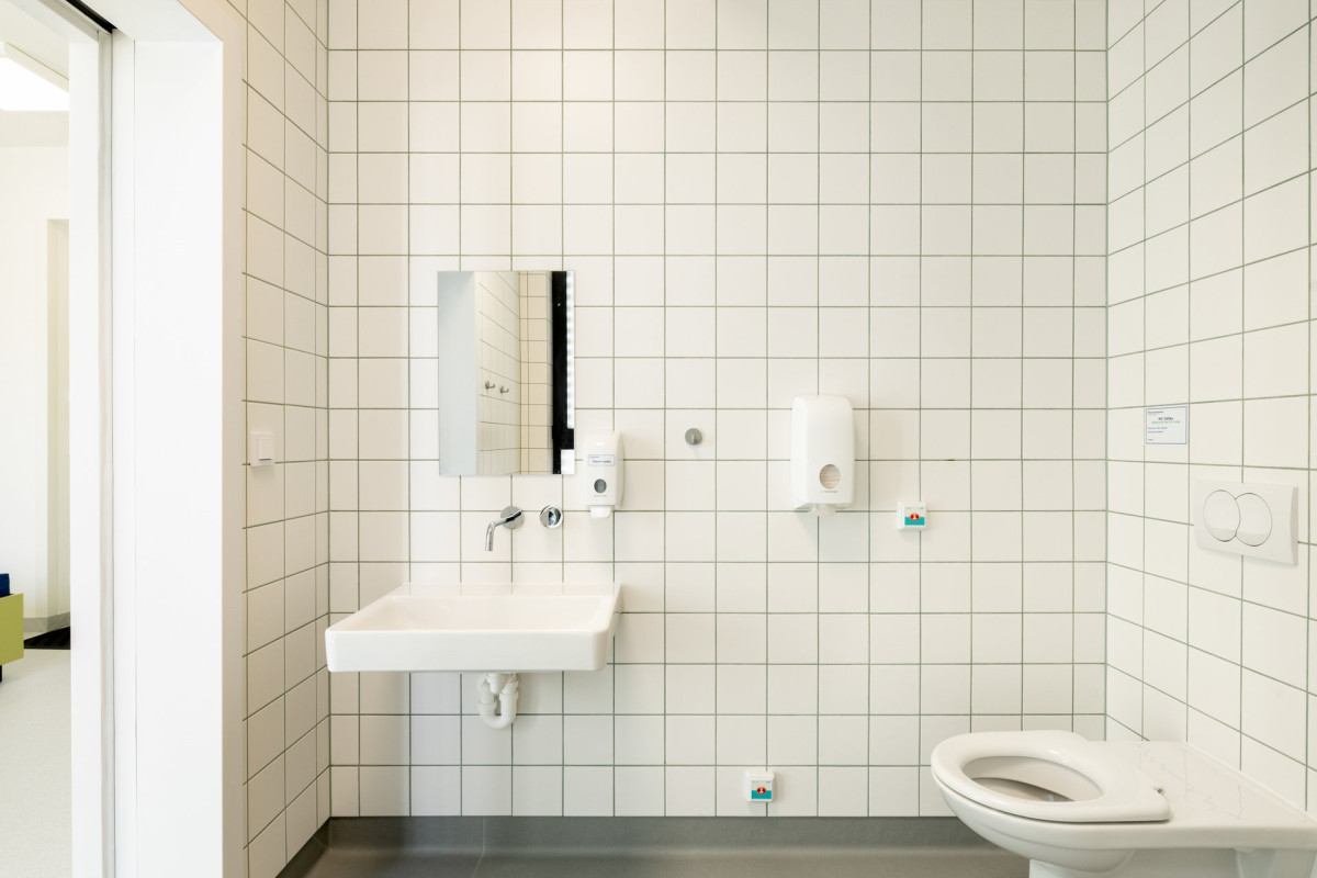 Koupelna (Pavilon psychiatrie v Ostrově od KOMA MODULAR; interiéry petit atelier)