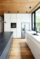 Rodinný dům v Berouně, Markéta Bromová architekti: Severně orientované kuchyni dominuje kontrastní černý ostrůvek