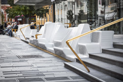 Originální lavička z tvrzeného kamene a skla, White Arkitekter, Rosskopf + Partner, Uppsala - foto