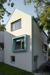 Kromě "rozvětvení" jsou jimi třeba právě ona ostění. (Rodinný dům v Klokočné od ateliéru Chrama)