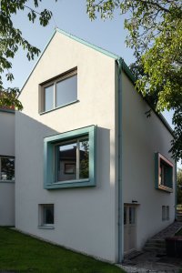 Kromě "rozvětvení" jsou jimi třeba právě ona ostění. (Rodinný dům v Klokočné od ateliéru Chrama)