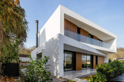 Dispozice stavby složené z bloků vytváří optický klam i odstínění interiéru (Block House v Šáreckém údolí v Praze; Studio MA)