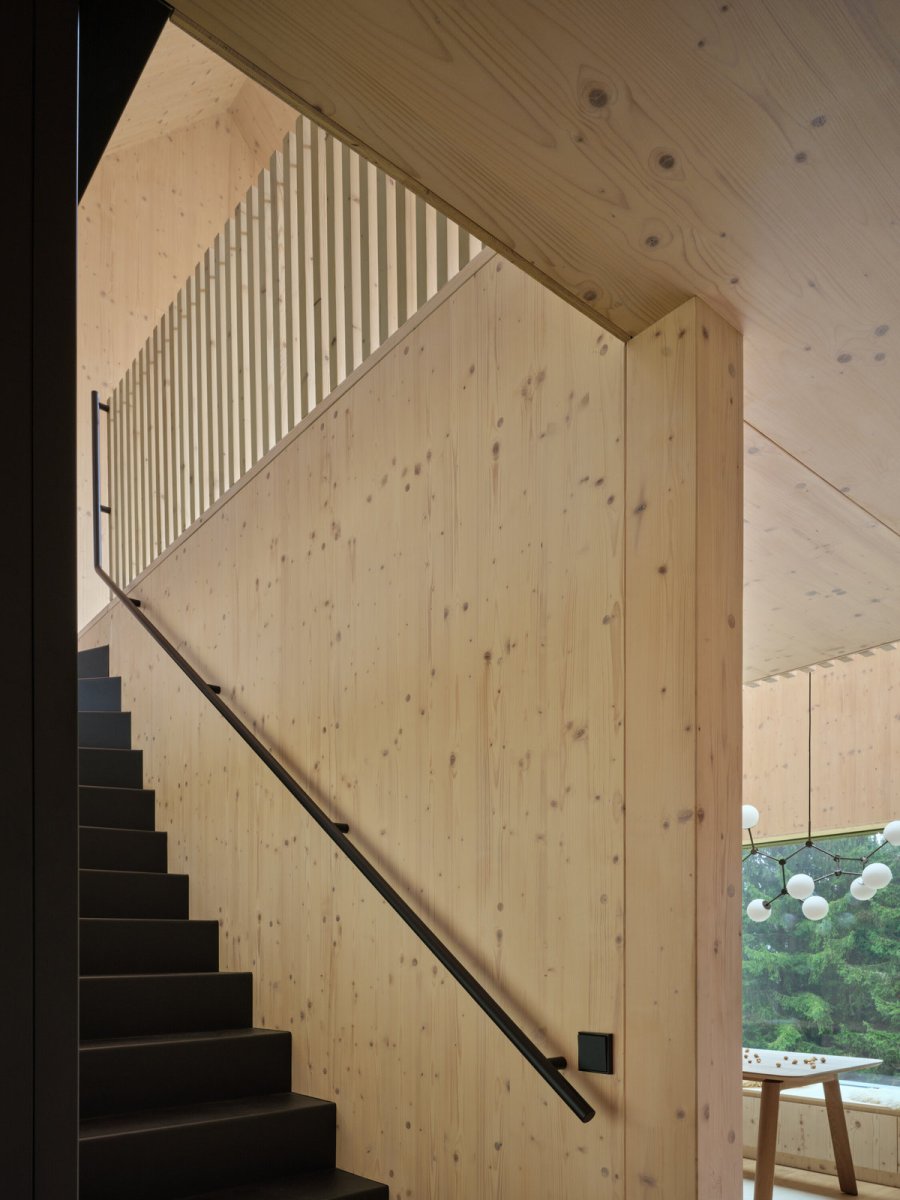 Chalupa má dvě nadzemí podlaží. (Chalupa Na Kukačkách; edit! architects)