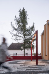 Kulturní prostor před ZUŠ Pečky od Alžběty P. Brůhové