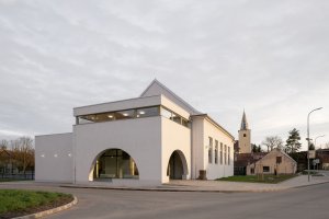 Sokolovna ve Veverských Knínicích, studio New Work