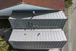 Rodinný dům s přístavbou v Plzni, PRO-STORY: Architekt a architektka chtěli stavbu doplnit kontextuálně, pro přístavbu proto zvolili sedlovou střechu