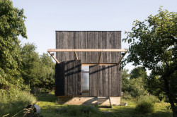 Na čelní straně za nimi je polykarbonátová stěna.