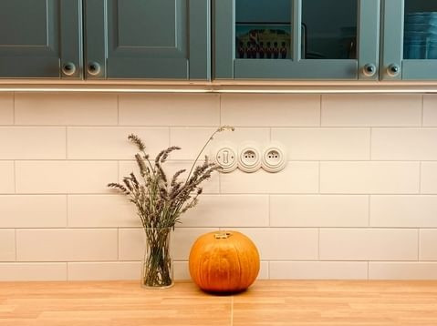 Společnost Kliklap vyrábí v České republice plastové vypínače a zásuvky v retro stylu.