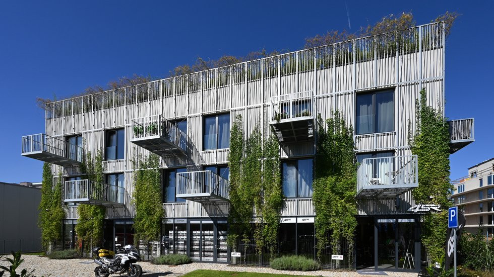 Bytový dům v Praze–Modřanech s fasádou z ocelových prutů. under-construction architects, realizace 2022