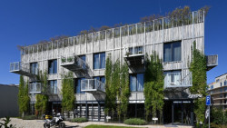 Bytový dům v Praze–Modřanech s fasádou z ocelových prutů. under-construction architects, realizace 2022