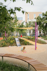 Prostor pro děti a dospělé je protkán různorodými herními prvky a kvalitním mobiliářem od společnosti mmcité.