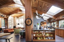 Kuchyně je propojená s obytným prostorem. (Dům Na větru, A1 architects)