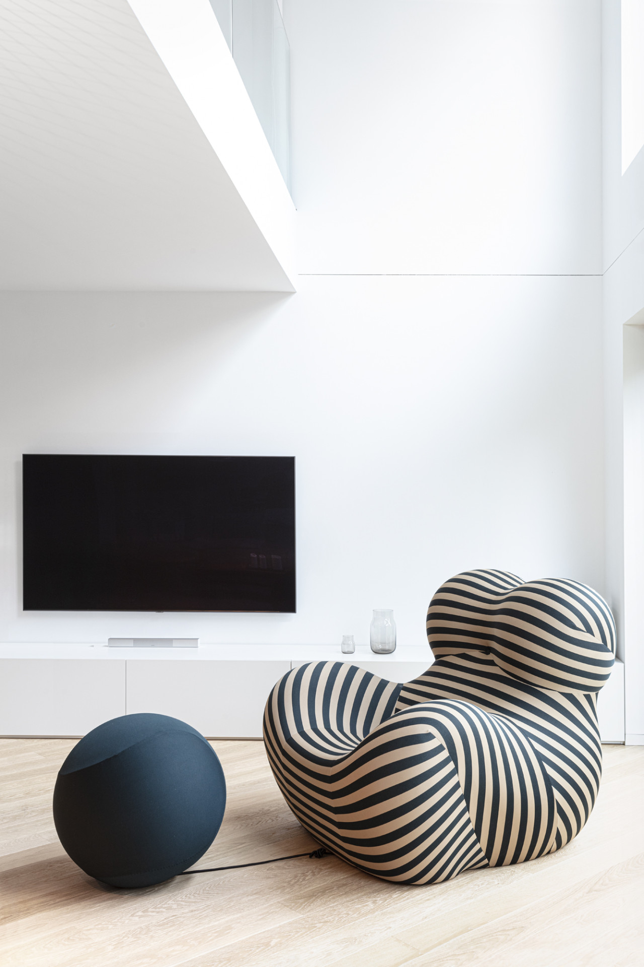 Ateliér Vrtiška & Žák navrhli interiér vily v pražské Troji v kombinaci světlých a tmavých odstínů