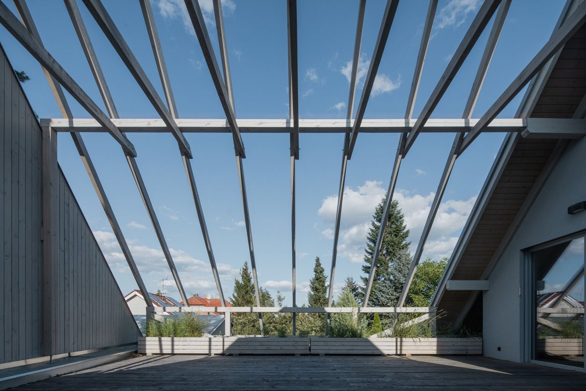 Z ložnice se dá vyjít na terasu, která je přímo nad průjezdem. (Zapomenutá stodola, Karnet architekti) 