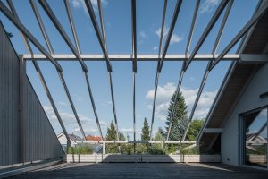 Z ložnice se dá vyjít na terasu, která je přímo nad průjezdem. (Zapomenutá stodola, Karnet architekti) 