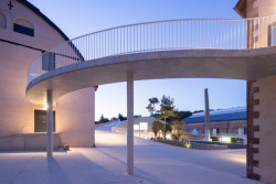 SOIL + FREAKS – Site Verrier de Meisenthal: Díky betonovým konstrukcím spolu celý areál úzce komunikuje – nejen vizuálně, ale také funkčně