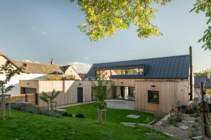 Rodinný dům v Bystřici nad Perštejnem, studio AEIOU: Součástí realizace byla také úprava zahrady. V té se nachází například záhony pro bylinky a zeleninu, do kterých se dá pohodlně vstoupit přímo z kuchyně