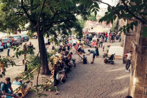 Léto pod Negrelliho viaduktem