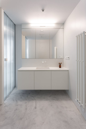 Pohled do koupelny (Interiér bytu Flat white; edit! architects)