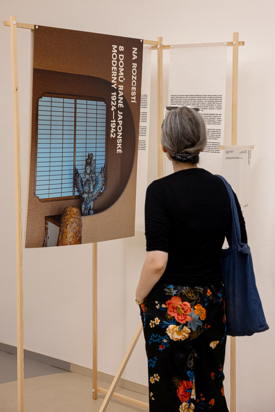 Výstava NA ROZCESTÍ: MEZIVÁLEČNÁ ARCHITEKTURA V JAPONSKU v Semlerově rezidenci je pro veřejnost otevřena od 26. června do 1. listopadu 2026.