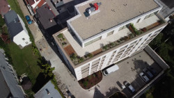 Novostavba bytového domu Zelený dvor citlivě doplňuje historickou strukturu Starého Mesta a přináší moderní městské bydlení ve vnitrobloku.