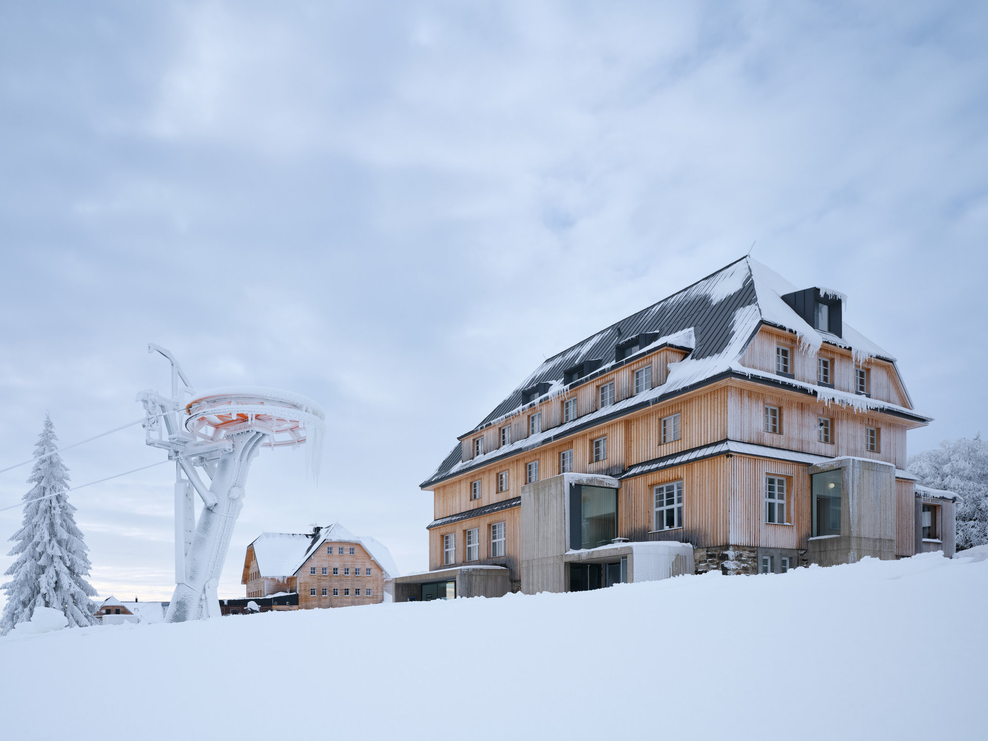 Má robustní mansardovou střechu... (Centrum Hořec; ADR)