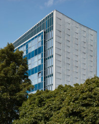 Reliéf na štítové stěně s do betonu odlitými čtverci pokrytými mozaikou. Návrh vypracoval Karel Prager, realizace musela zahrnovat umělecké dílo, autor se chtěl vyhnout dobově prosazované sorele