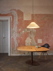 Architektka Daniela Polubědovová představila novou kolekci stolů Indiánské léto